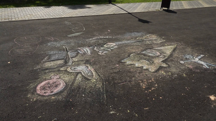 «Дочь попросила нарисовать Соника»: автор рисунка на асфальте рассказал о своей работе